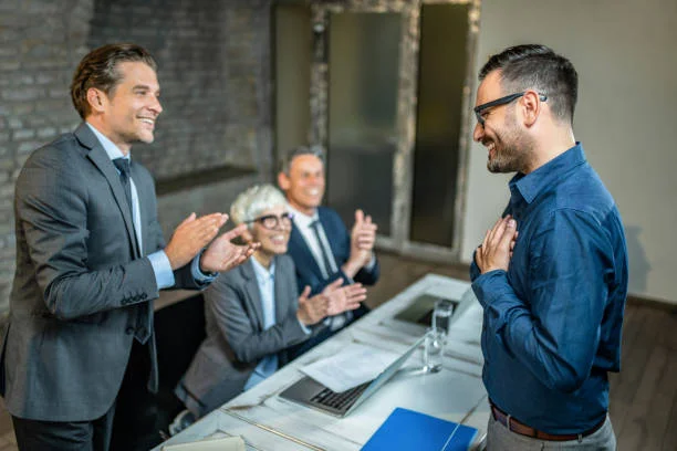 Professional replying to a message from their boss with confidence